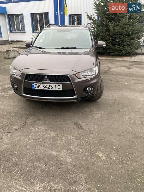 Позашляховик / Кросовер Mitsubishi Outlander 2010 в Сарнах