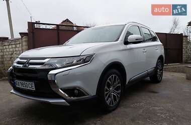 Внедорожник / Кроссовер Mitsubishi Outlander 2016 в Змиеве