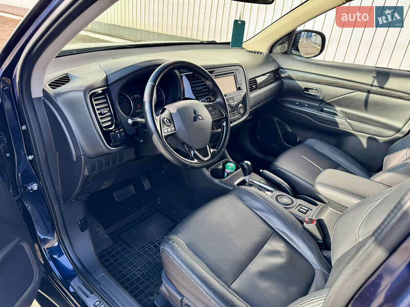 Позашляховик / Кросовер Mitsubishi Outlander 2016 в Чернівцях