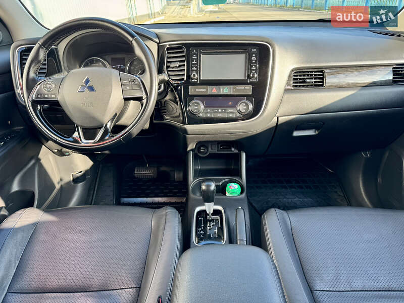 Позашляховик / Кросовер Mitsubishi Outlander 2016 в Чернівцях