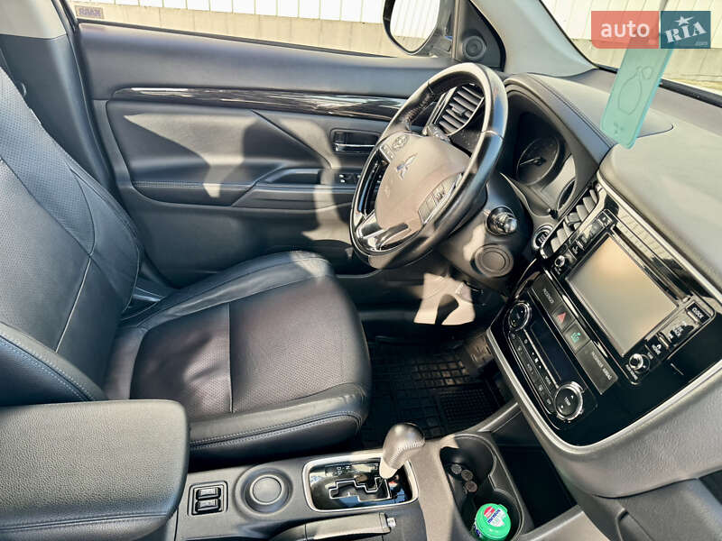 Позашляховик / Кросовер Mitsubishi Outlander 2016 в Чернівцях