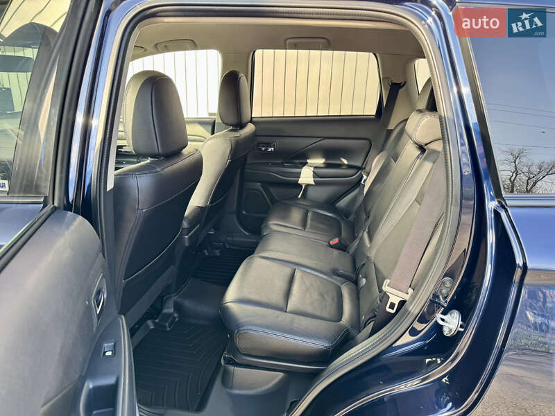 Позашляховик / Кросовер Mitsubishi Outlander 2016 в Чернівцях