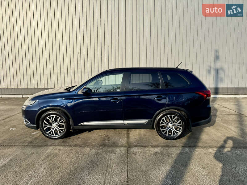 Позашляховик / Кросовер Mitsubishi Outlander 2016 в Чернівцях