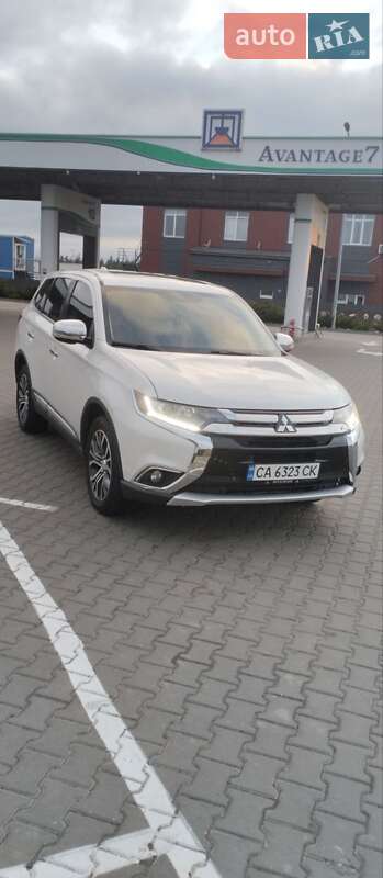 Внедорожник / Кроссовер Mitsubishi Outlander 2017 в Киеве