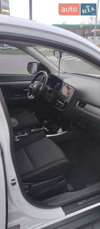 Внедорожник / Кроссовер Mitsubishi Outlander 2017 в Киеве