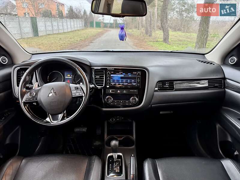 Внедорожник / Кроссовер Mitsubishi Outlander 2015 в Киеве