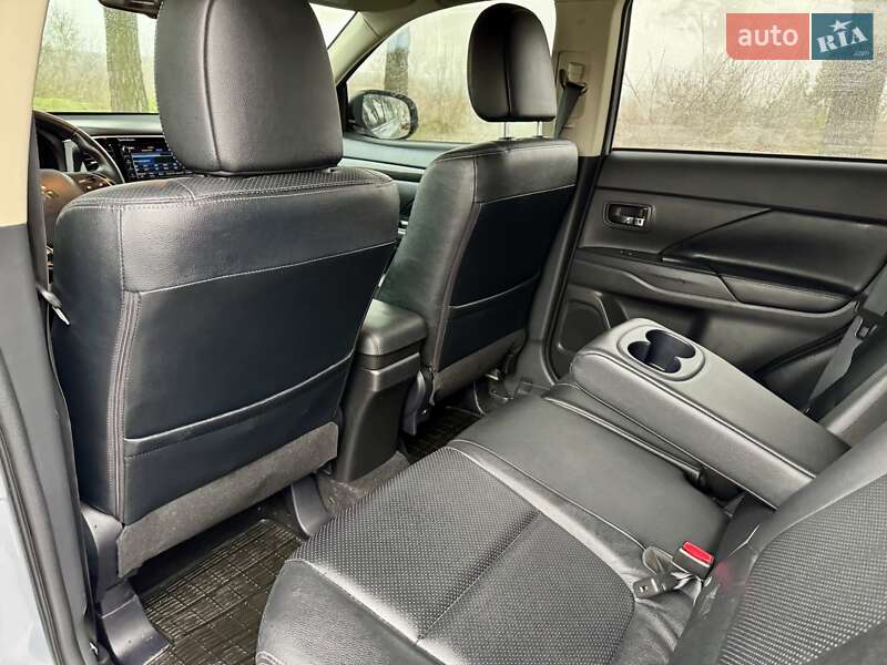 Внедорожник / Кроссовер Mitsubishi Outlander 2015 в Киеве