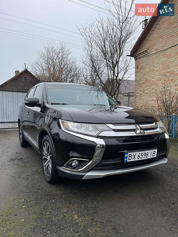 Внедорожник / Кроссовер Mitsubishi Outlander 2017 в Нетешине