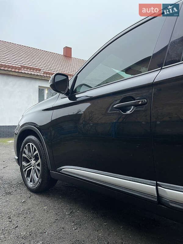 Внедорожник / Кроссовер Mitsubishi Outlander 2017 в Нетешине