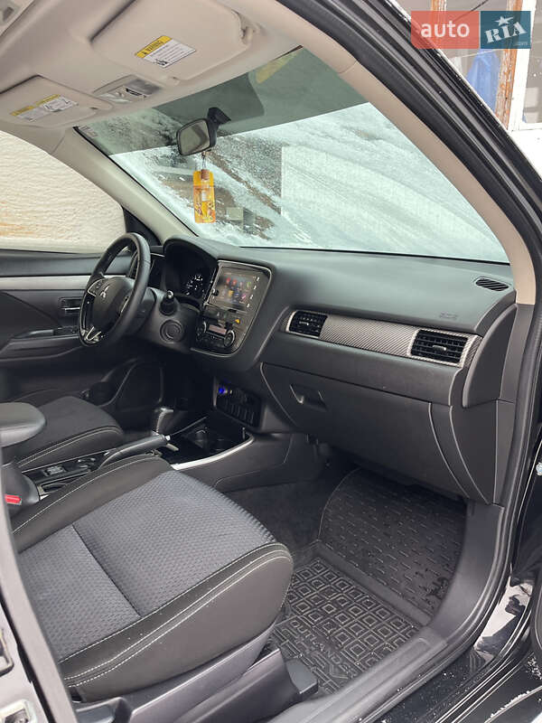 Внедорожник / Кроссовер Mitsubishi Outlander 2017 в Нетешине