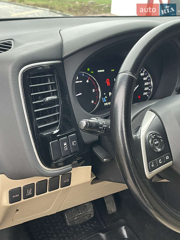 Позашляховик / Кросовер Mitsubishi Outlander 2013 в Мукачевому