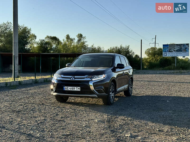 Позашляховик / Кросовер Mitsubishi Outlander 2017 в Хусті