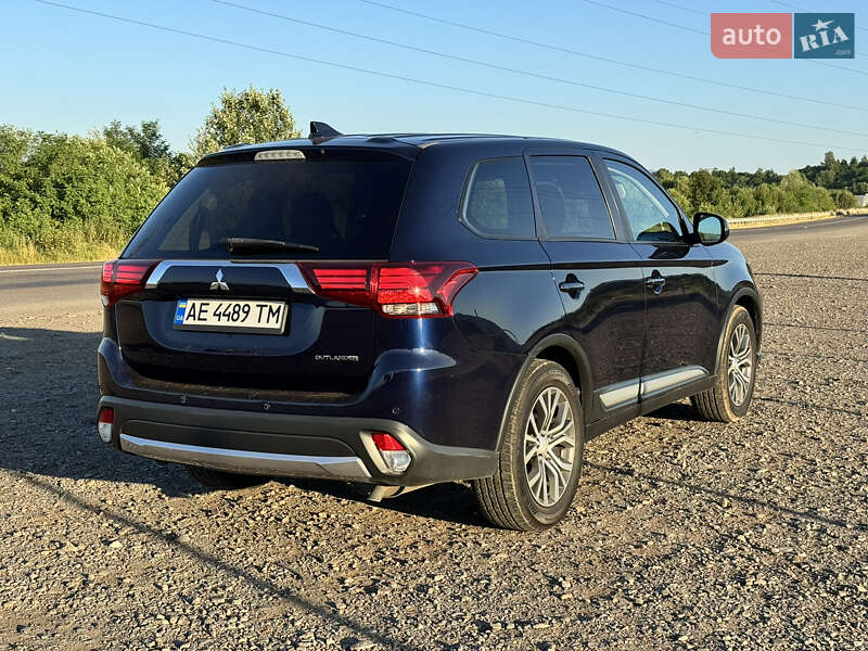 Позашляховик / Кросовер Mitsubishi Outlander 2017 в Хусті