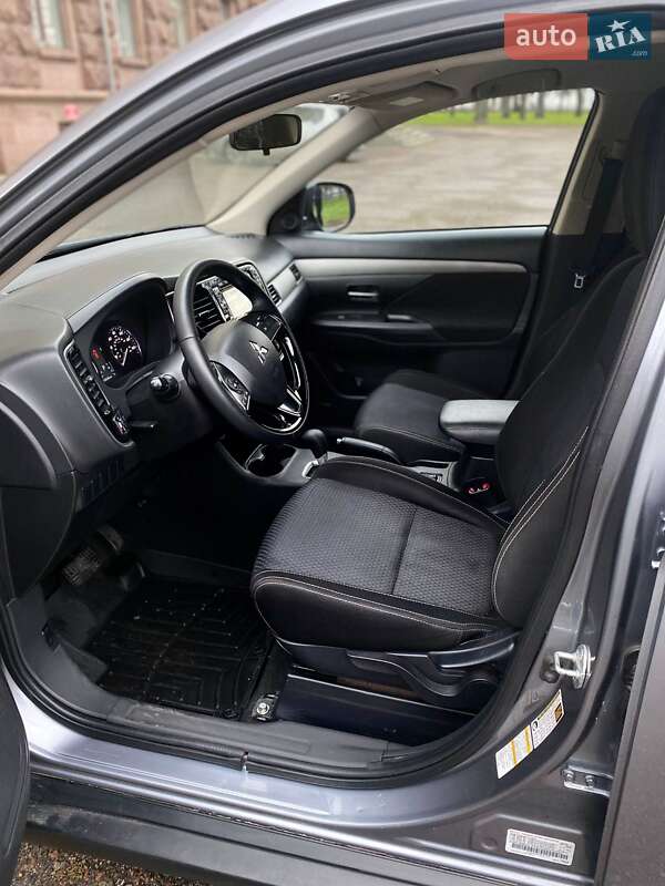 Внедорожник / Кроссовер Mitsubishi Outlander 2016 в Одессе