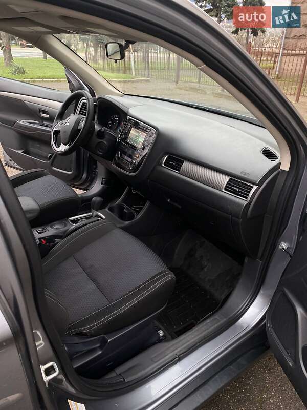 Внедорожник / Кроссовер Mitsubishi Outlander 2016 в Одессе