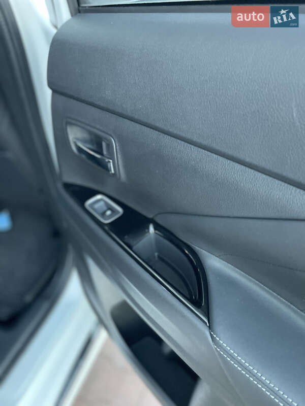 Внедорожник / Кроссовер Mitsubishi Outlander 2017 в Киеве фото 67 Внедорожник / Кроссовер Mitsubishi Outlander 2017 в Киеве