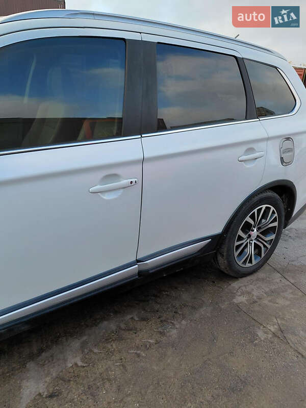 Позашляховик / Кросовер Mitsubishi Outlander 2016 в Звенигородці