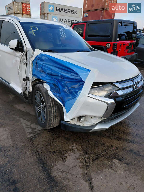 Позашляховик / Кросовер Mitsubishi Outlander 2016 в Звенигородці