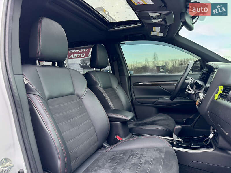 Позашляховик / Кросовер Mitsubishi Outlander 2020 в Києві