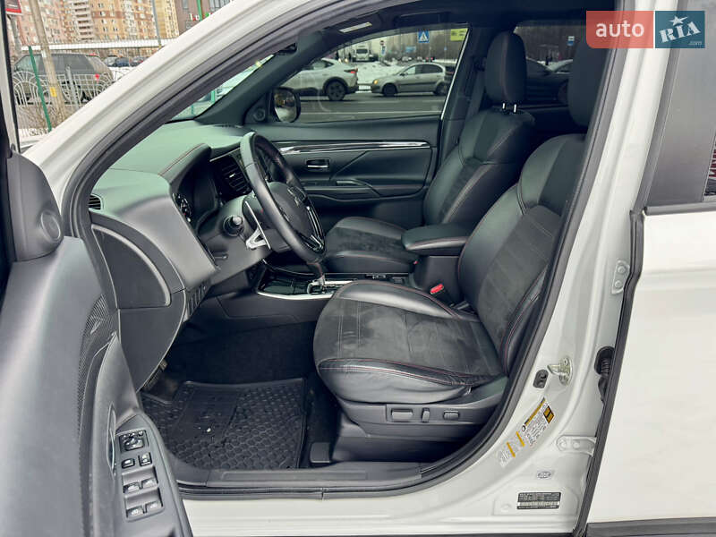 Позашляховик / Кросовер Mitsubishi Outlander 2020 в Києві