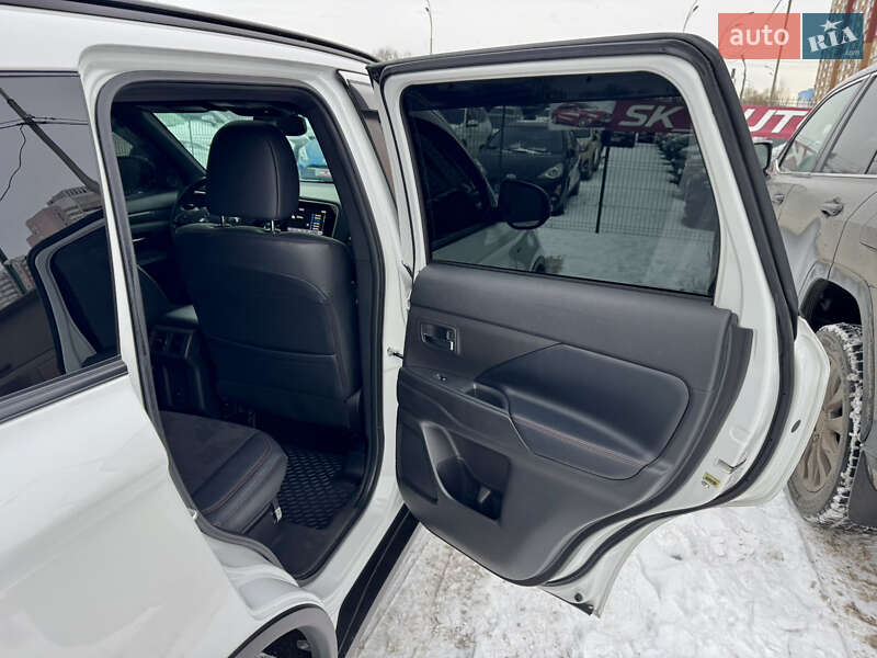 Позашляховик / Кросовер Mitsubishi Outlander 2020 в Києві