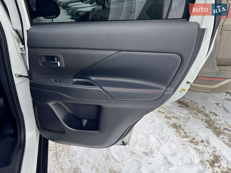 Позашляховик / Кросовер Mitsubishi Outlander 2020 в Києві