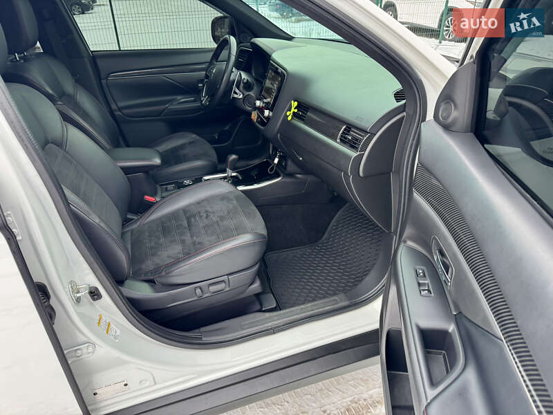 Позашляховик / Кросовер Mitsubishi Outlander 2020 в Києві