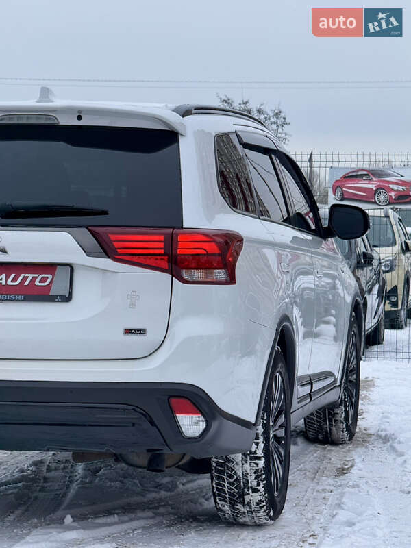 Позашляховик / Кросовер Mitsubishi Outlander 2020 в Києві