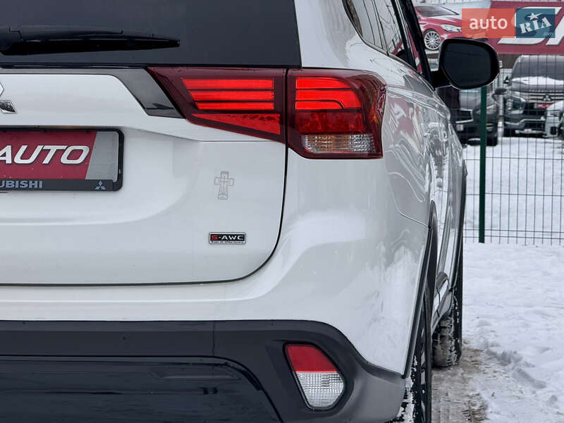 Позашляховик / Кросовер Mitsubishi Outlander 2020 в Києві