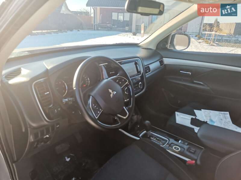 Позашляховик / Кросовер Mitsubishi Outlander 2016 в Луцьку