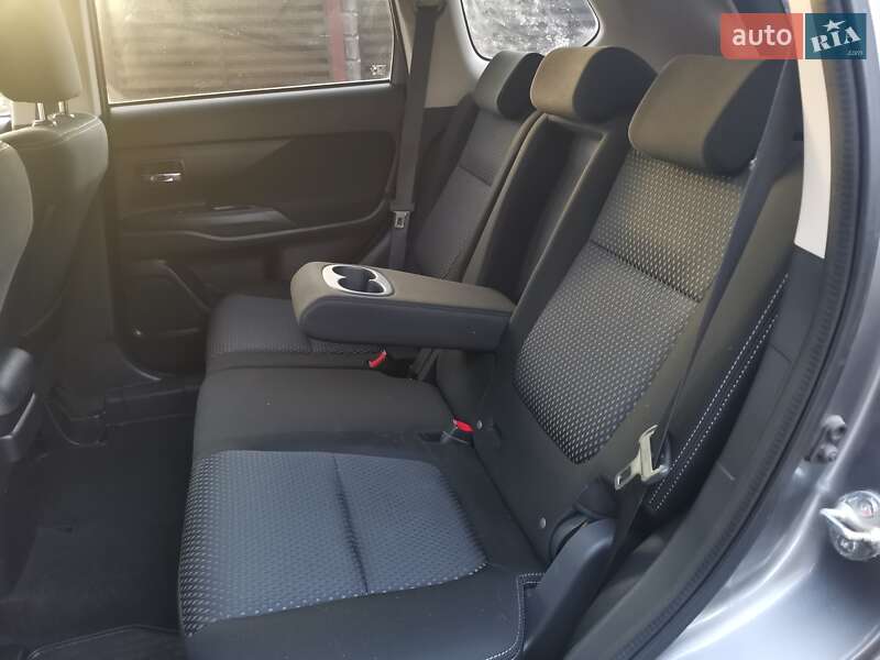 Позашляховик / Кросовер Mitsubishi Outlander 2016 в Луцьку