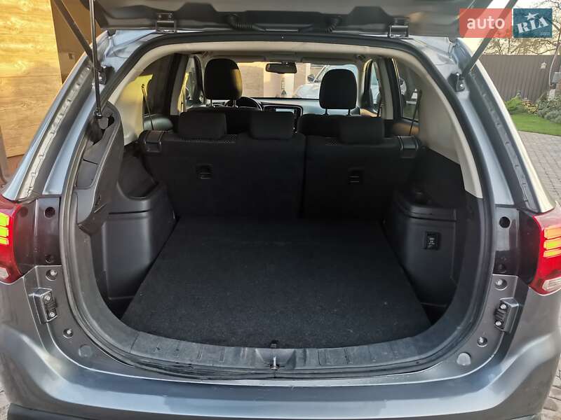 Позашляховик / Кросовер Mitsubishi Outlander 2016 в Луцьку