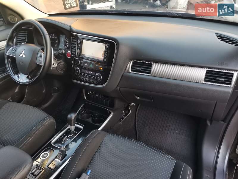 Позашляховик / Кросовер Mitsubishi Outlander 2016 в Луцьку