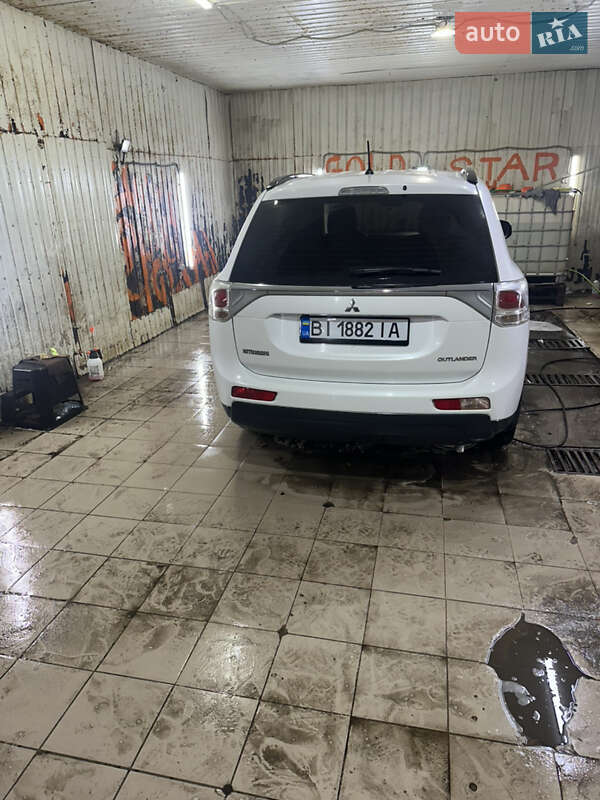 Внедорожник / Кроссовер Mitsubishi Outlander 2012 в Полтаве