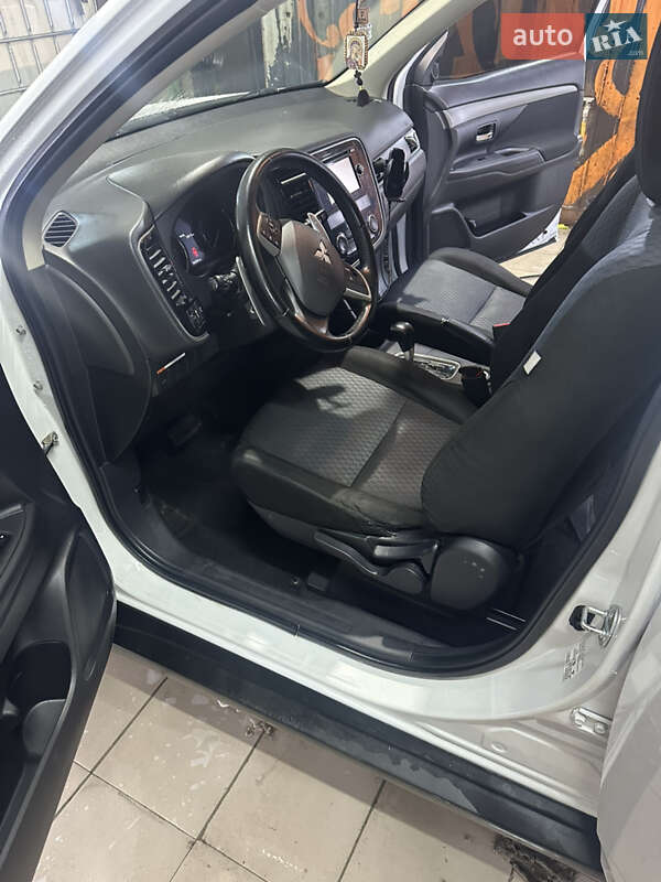 Внедорожник / Кроссовер Mitsubishi Outlander 2012 в Полтаве