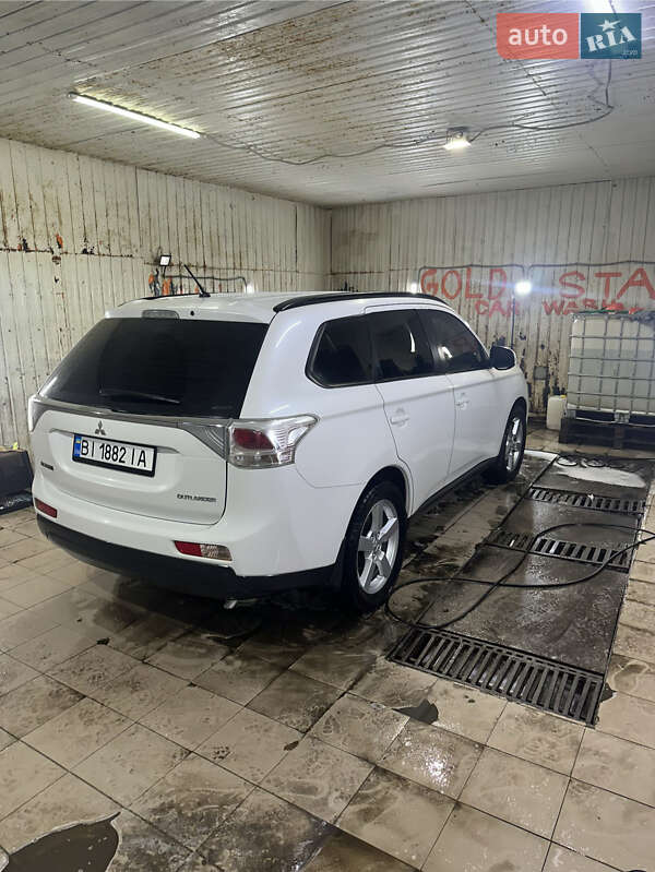 Внедорожник / Кроссовер Mitsubishi Outlander 2012 в Полтаве