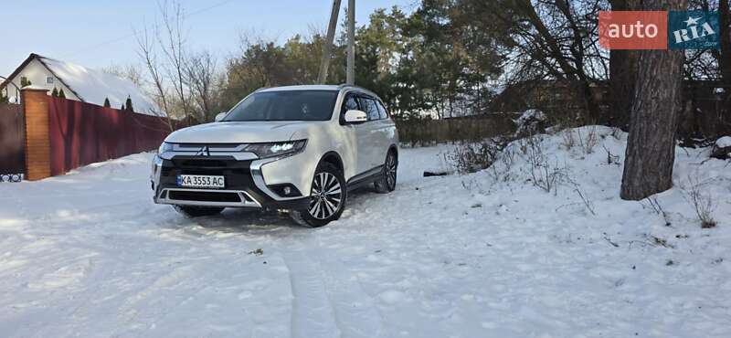 Внедорожник / Кроссовер Mitsubishi Outlander 2021 в Киеве