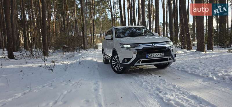 Внедорожник / Кроссовер Mitsubishi Outlander 2021 в Киеве