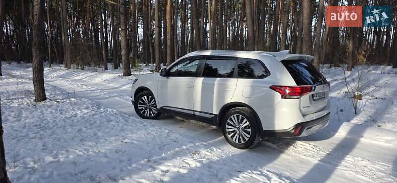 Внедорожник / Кроссовер Mitsubishi Outlander 2021 в Киеве