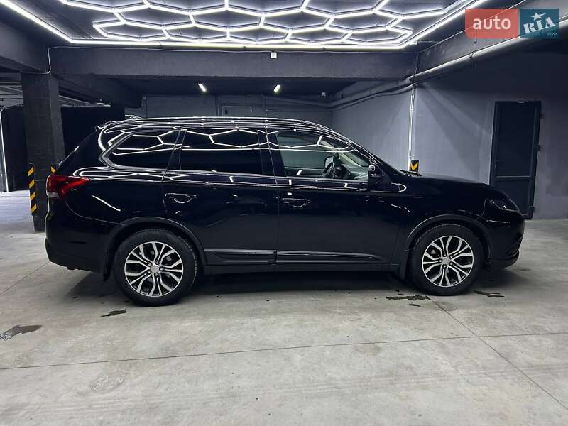 Внедорожник / Кроссовер Mitsubishi Outlander 2016 в Черновцах