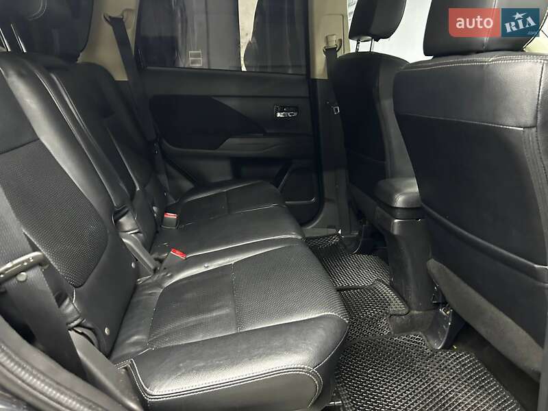 Внедорожник / Кроссовер Mitsubishi Outlander 2016 в Черновцах