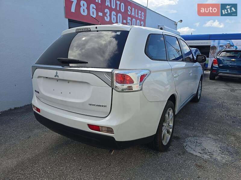 Позашляховик / Кросовер Mitsubishi Outlander 2013 в Києві