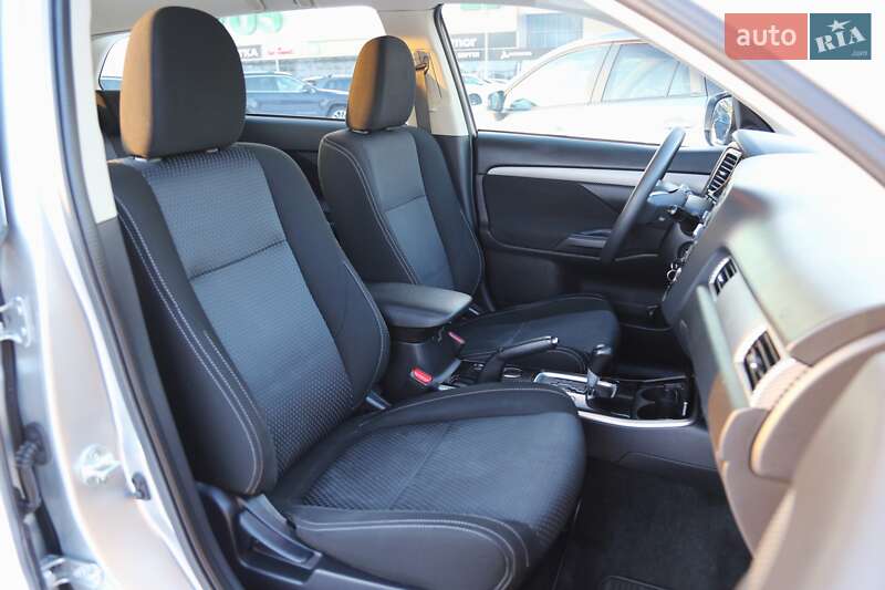 Внедорожник / Кроссовер Mitsubishi Outlander 2017 в Киеве