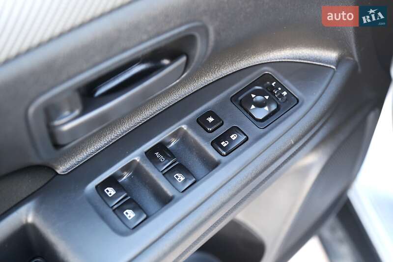 Внедорожник / Кроссовер Mitsubishi Outlander 2017 в Киеве