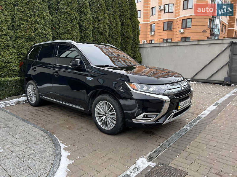 Внедорожник / Кроссовер Mitsubishi Outlander 2022 в Ровно