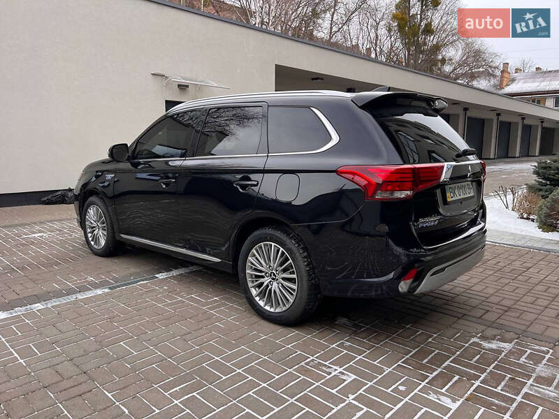 Внедорожник / Кроссовер Mitsubishi Outlander 2022 в Ровно