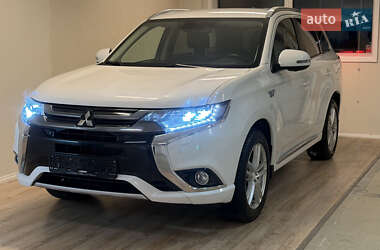 Позашляховик / Кросовер Mitsubishi Outlander 2016 в Києві
