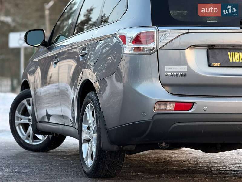 Внедорожник / Кроссовер Mitsubishi Outlander 2013 в Киеве