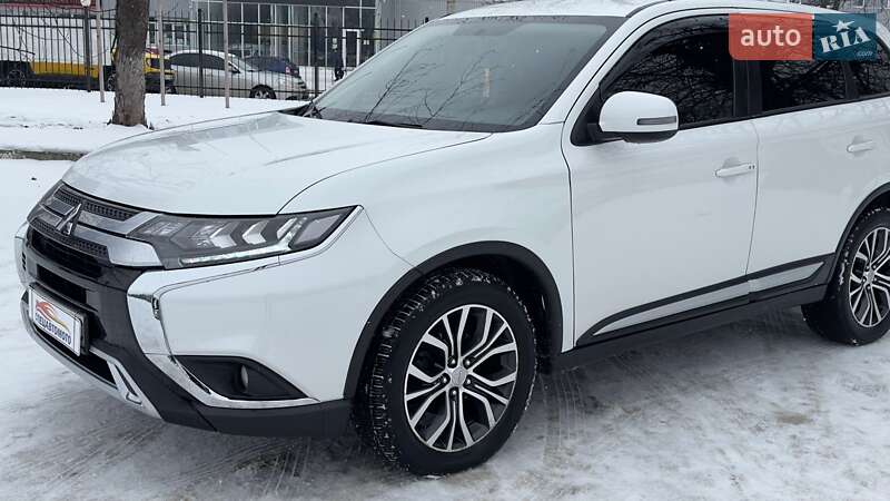 Внедорожник / Кроссовер Mitsubishi Outlander 2017 в Киеве