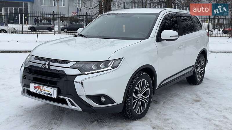 Внедорожник / Кроссовер Mitsubishi Outlander 2017 в Киеве